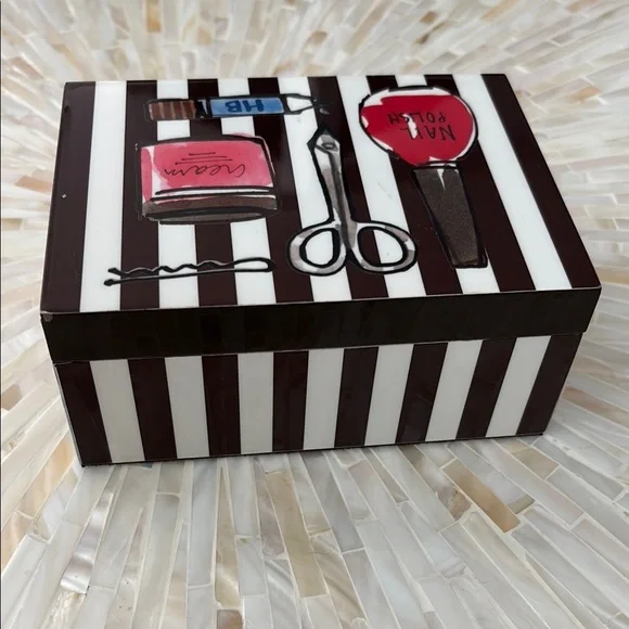 Henri Bendel beauty essentials box - Picture 6 of 9